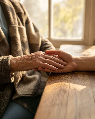 Wohl Pflegedienste - professionelle Betreuungskraft leistet einfühlsame Unterstützung für Senioren in Berlin